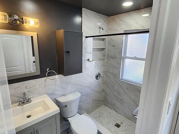 4th image of 922 Logan Ave #1
