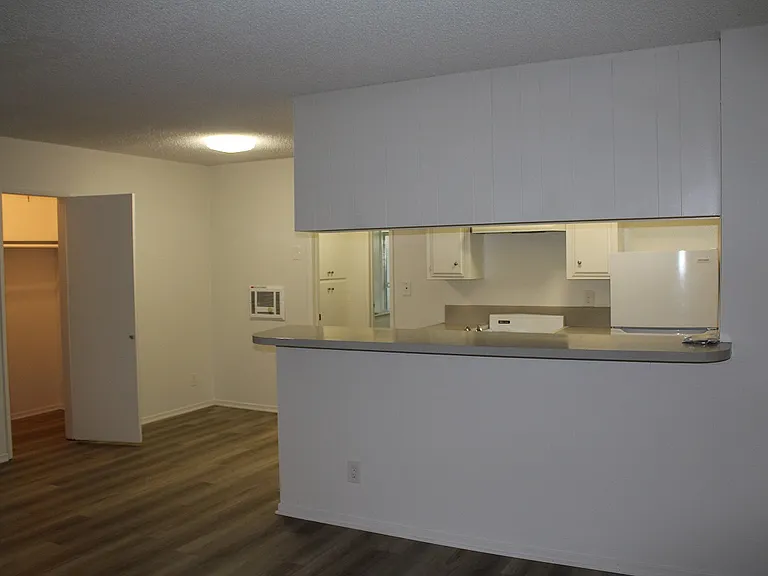 1415 S Bundy Dr — Photo 11