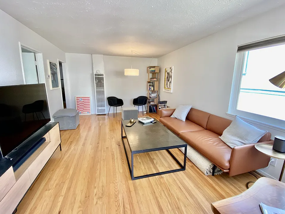 Living room (tenant's furniture)