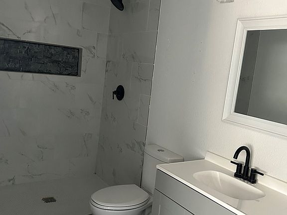 3rd image of 9008 Holiday Dr