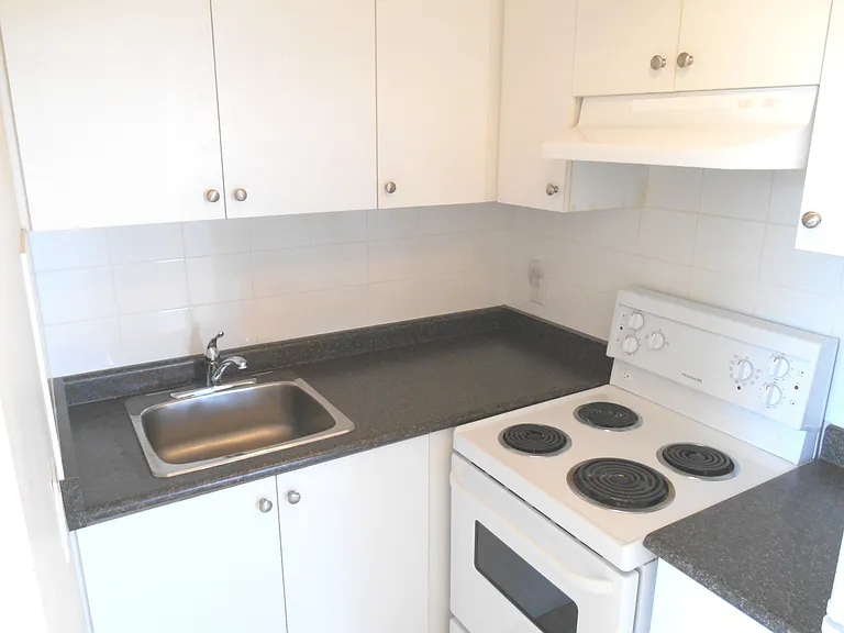2938 Danforth Ave — Photo 9