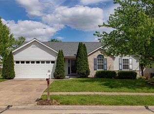 8 Locust Hills Ct, O'Fallon, MO