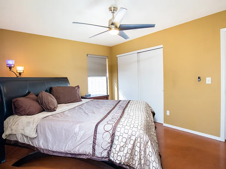 1327 E Pierce St — Photo 17