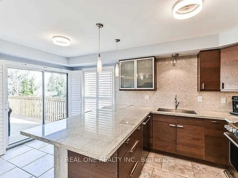 2380 Guildstone Cres — Photo 3