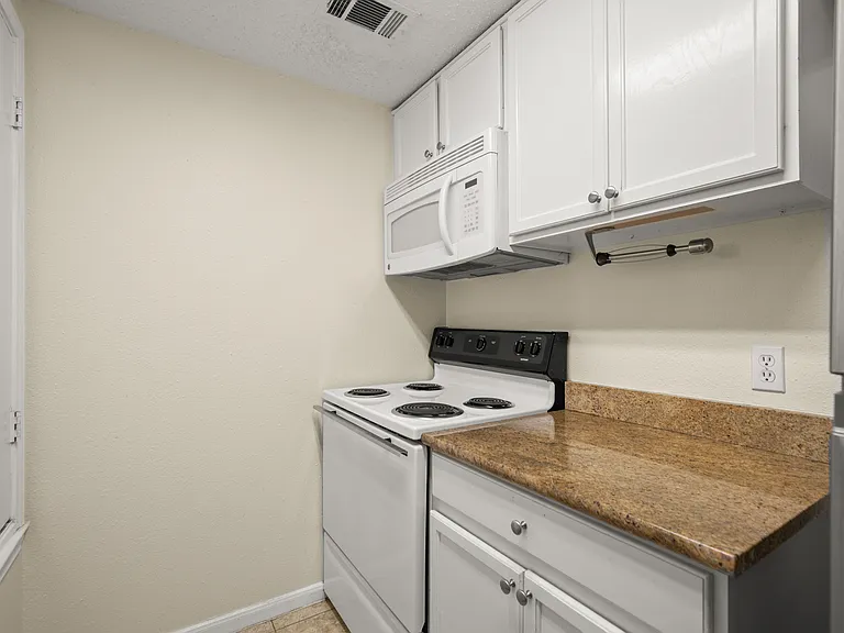 712 W 21st St #101 — Photo 7