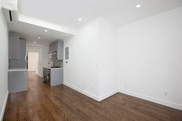 Rented by REAL New York | media 24