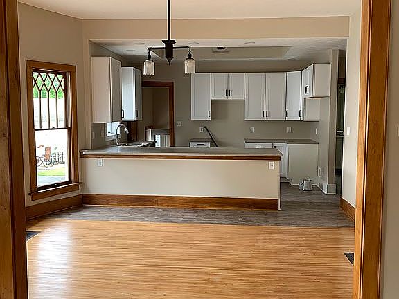 Open kitchen/dining counter