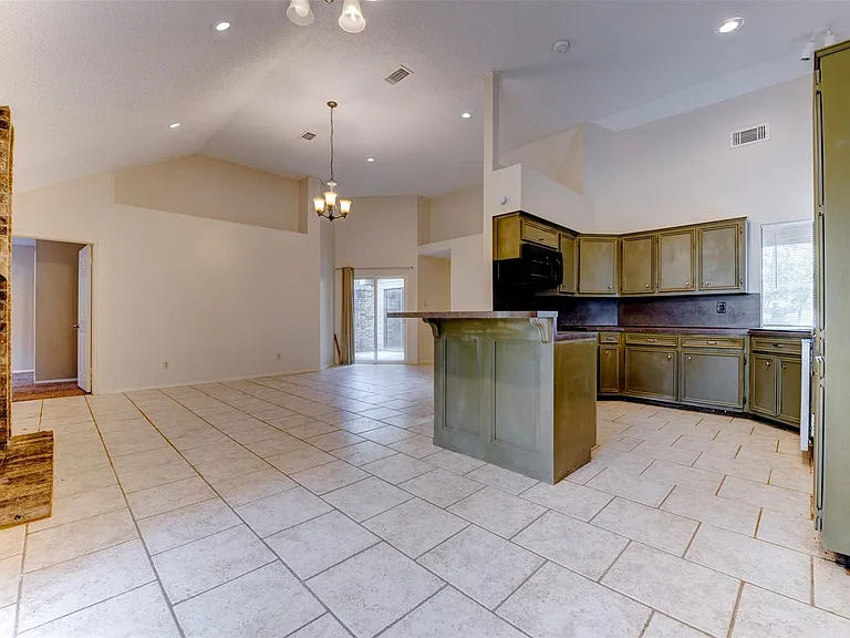 1906 Woodhue Dr — Photo 10