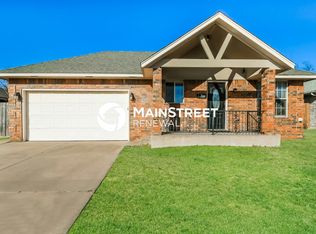 817 NW 17th St, Moore, OK 73160