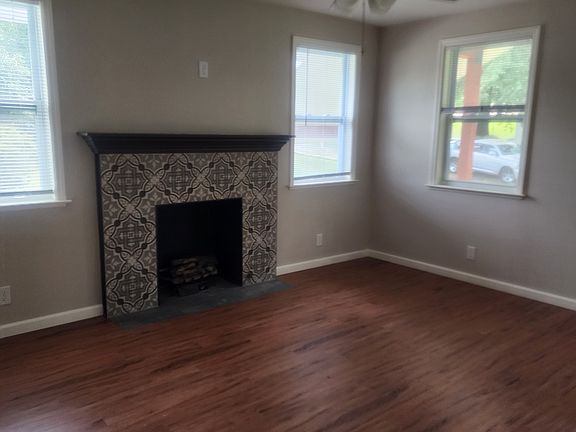 Looking into Livingroom from kitchen.