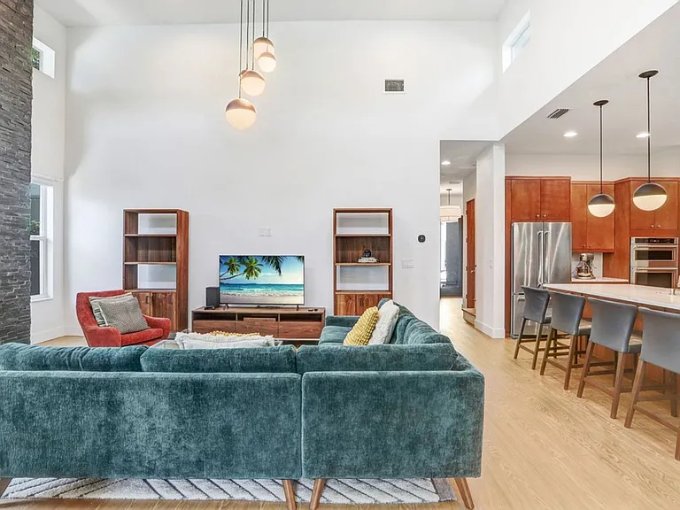 1326 W Fig St — Photo 16