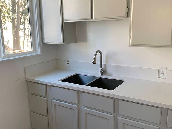 3rd image of 1-430 E Freeland St #1