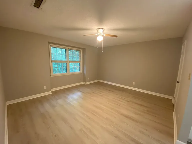 921 Nottingham Dr #13 — Photo 2