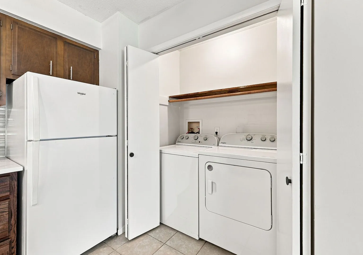 - Half Off 1st Months Rent - Renovated - In Unit Laundry — Photo 4