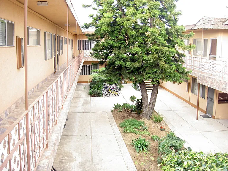 3828 W 182nd St #16 — Photo 3