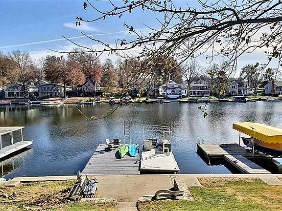 3rd image of 36 Emerald Shore Dr
