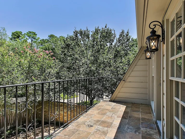 810 Herdsman Dr — Photo 45