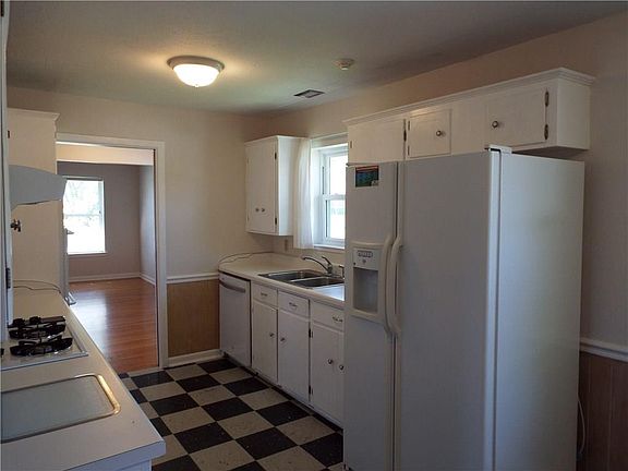 4th image of 3833 Douglas Dr