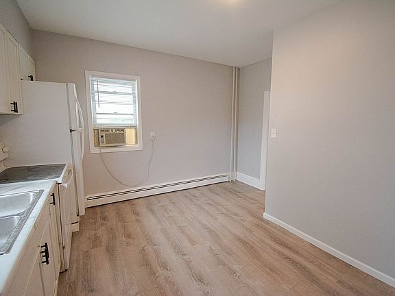 3rd image of 836 S Newton Ave