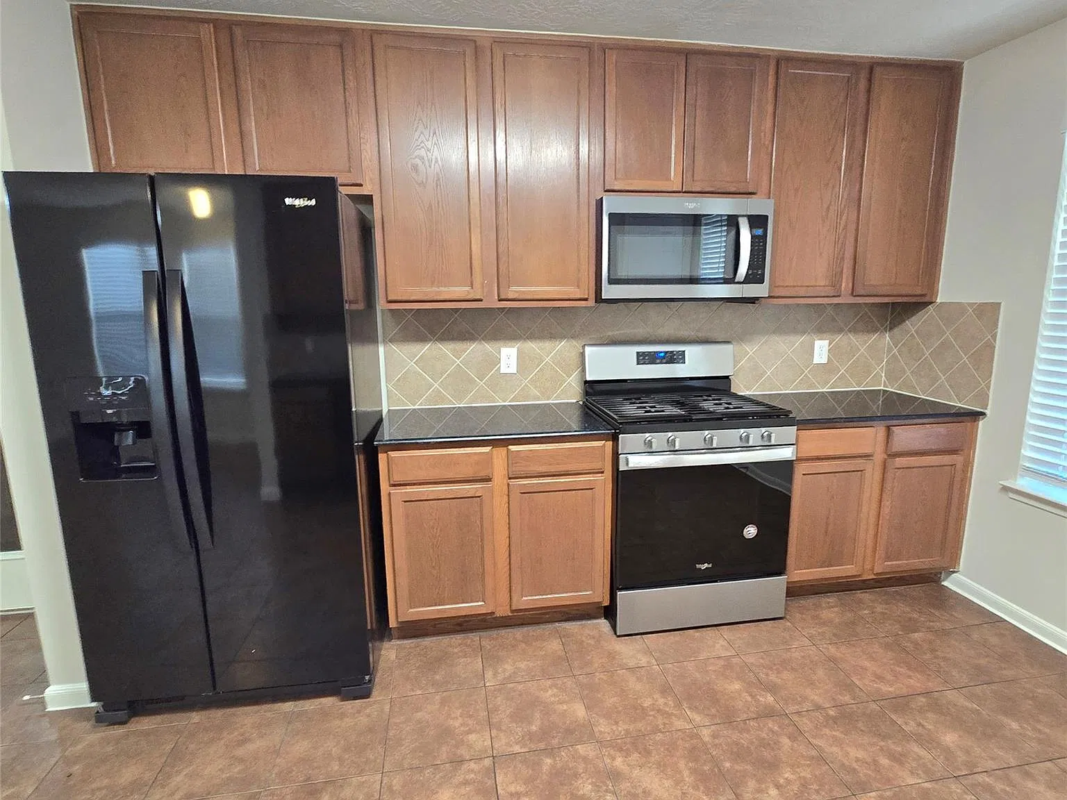 4 bed, 2.5 bath, 2237 sqft, $1,975 — Photo 4