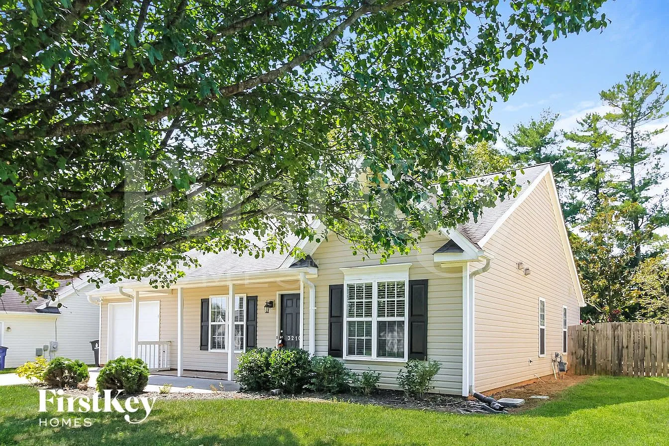 3 bed, 2.0 bath, 1232 sqft, $1,990 — Photo 2