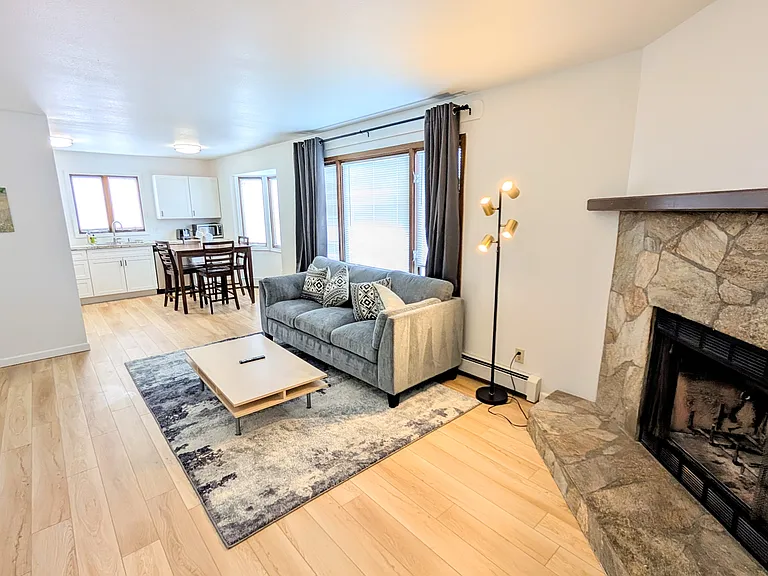 1401 Cordova St #4 — Photo 2