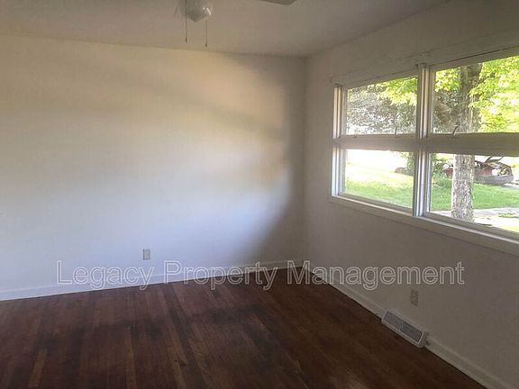2nd image of 303 W Terrell St