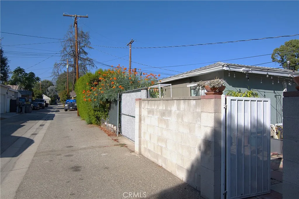 1 bed, 400 sqft, $2,000 — Photo 2