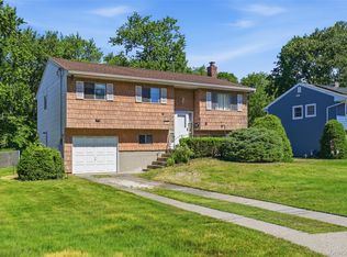 94 Babylon Ave, West Islip, NY 11795