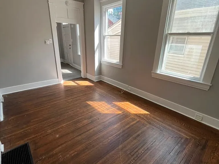 622 W 12th St — Photo 5