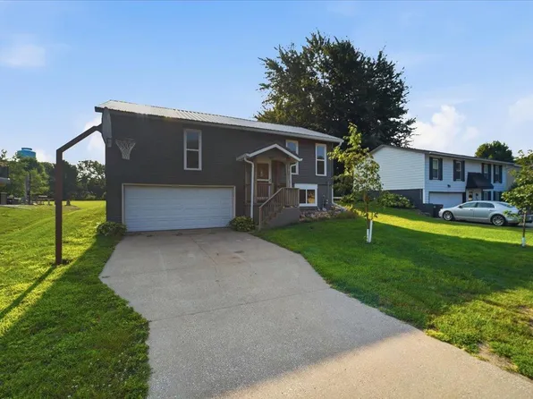 2721 Hiawatha Rd, Cedar Falls, IA 50613