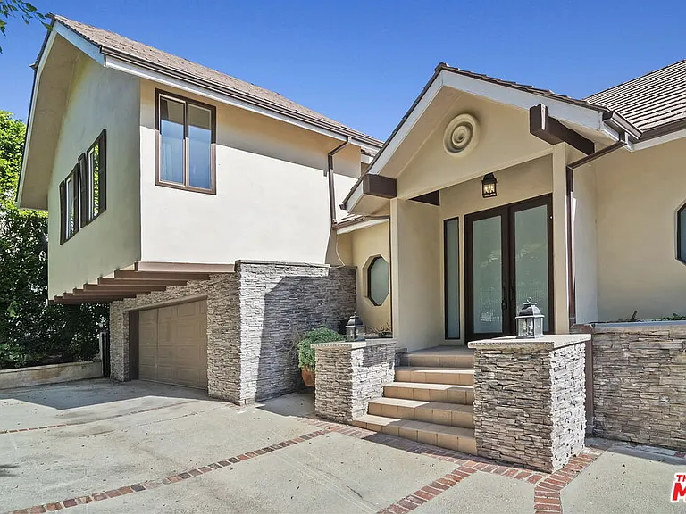 1478 Sunset Plaza Dr — Photo 2
