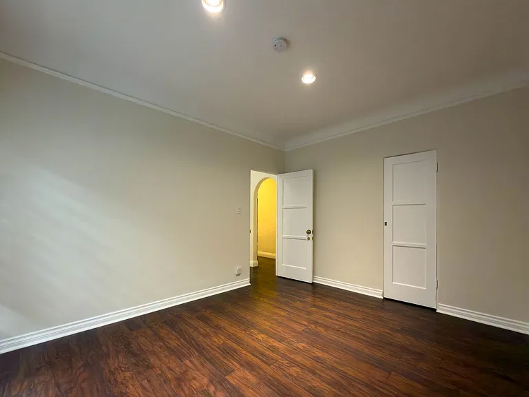137 S Roxbury Dr — Photo 9