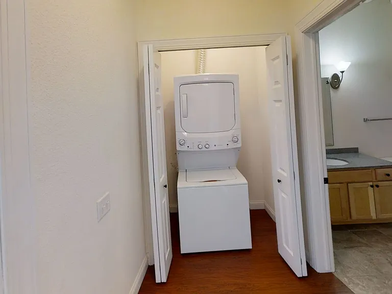 Delafield Woods Apartments — Photo 35