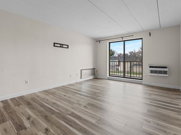40 High St APT 210, Dedham, MA 02026