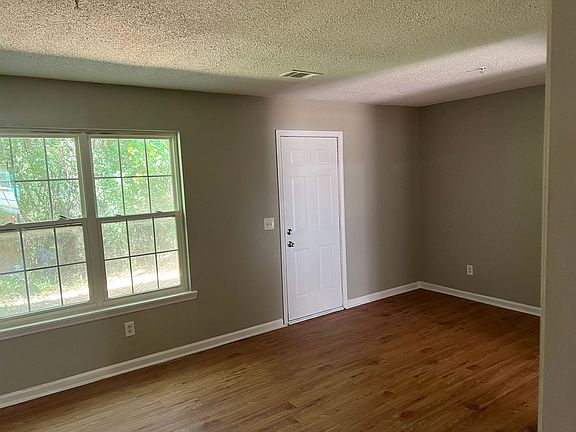 5th image of 1073 Thorn Woode Ln