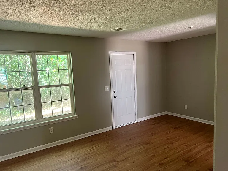 1073 Thornwoode Ln — Photo 5