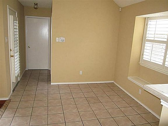 4th image of 2319 Stillwater Dr