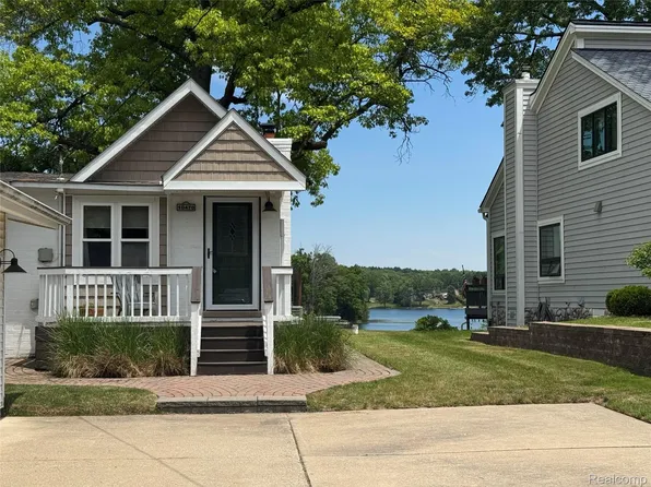 10470 King Rd, Davisburg, MI 48350