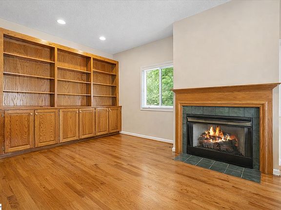 5th image of 108 Commons Dr