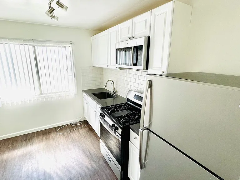 933 N Wilcox Ave — Photo 3