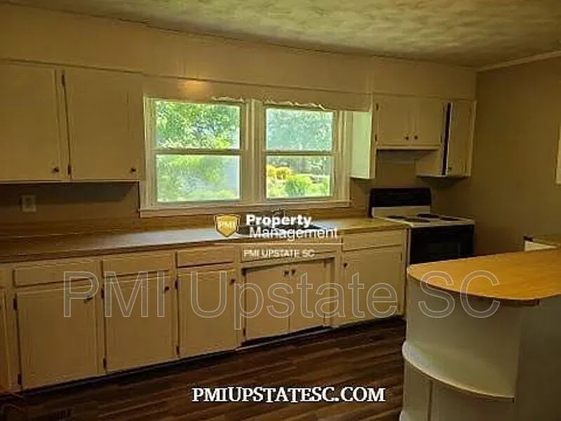 3 bed, 1.0 bath, 1100 sqft, $1,350 — Photo 2