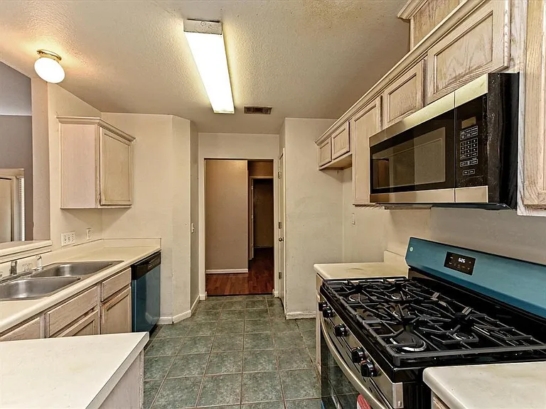 14700 Menifee St — Photo 10