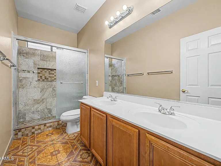 5329 W La Salle St — Photo 31