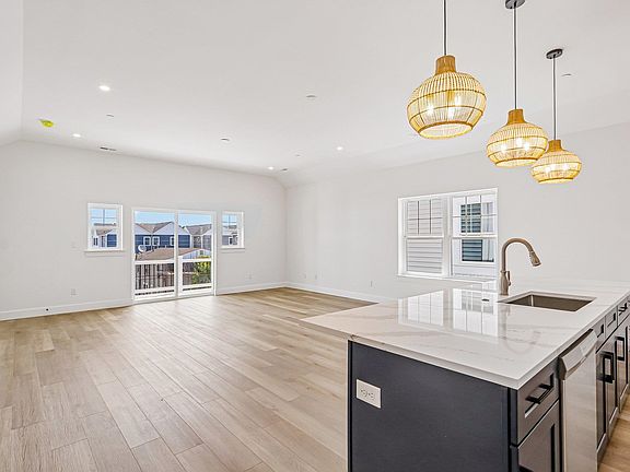 5th image of 158 E Garfield #205