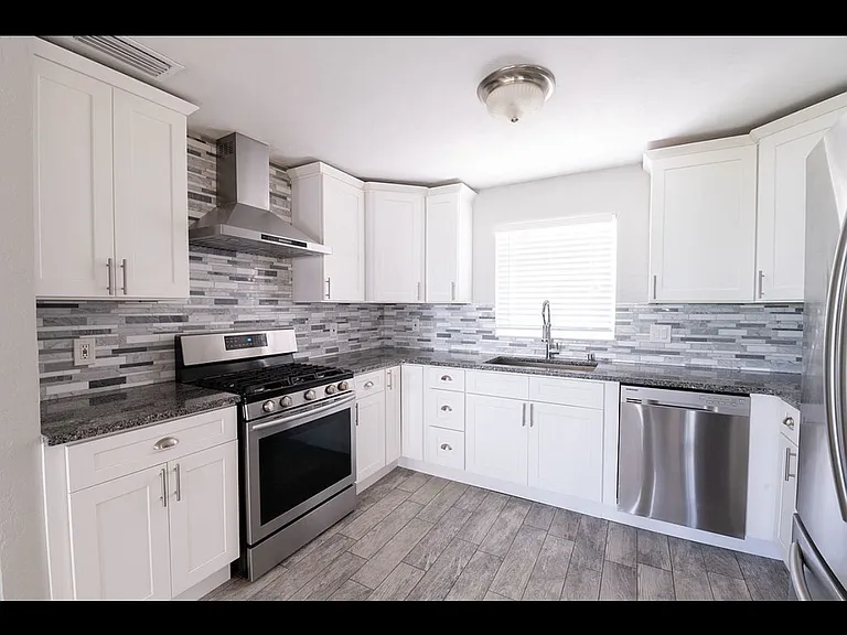 204 S Peninsula Ave — Photo 6