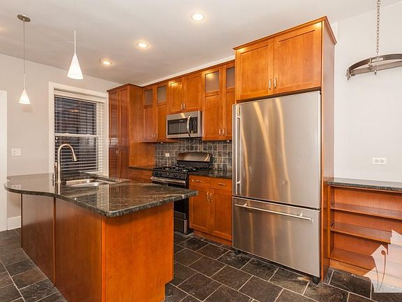 4th image of 1036 W Balmoral Ave #1A