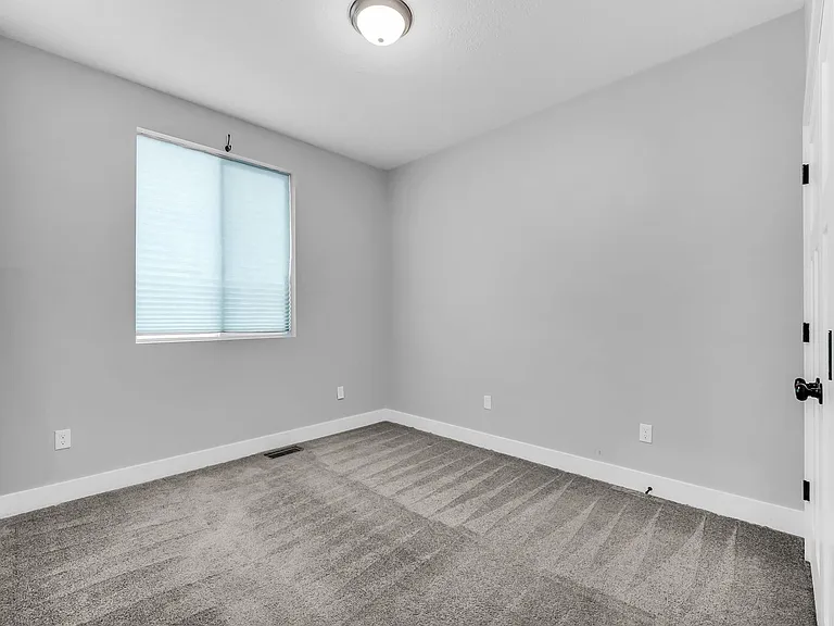 1133 E 3150 N — Photo 11