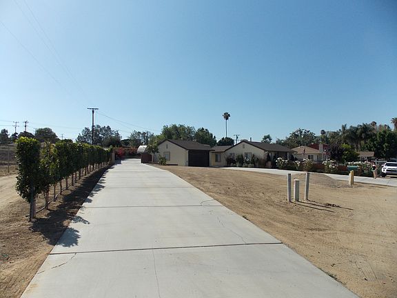 2nd Driveway/RV Parking!