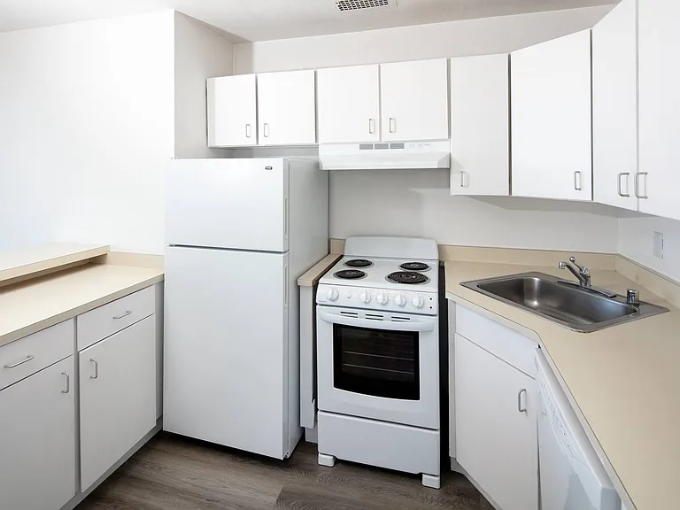 Crystal Tower Apartments — Photo 30
